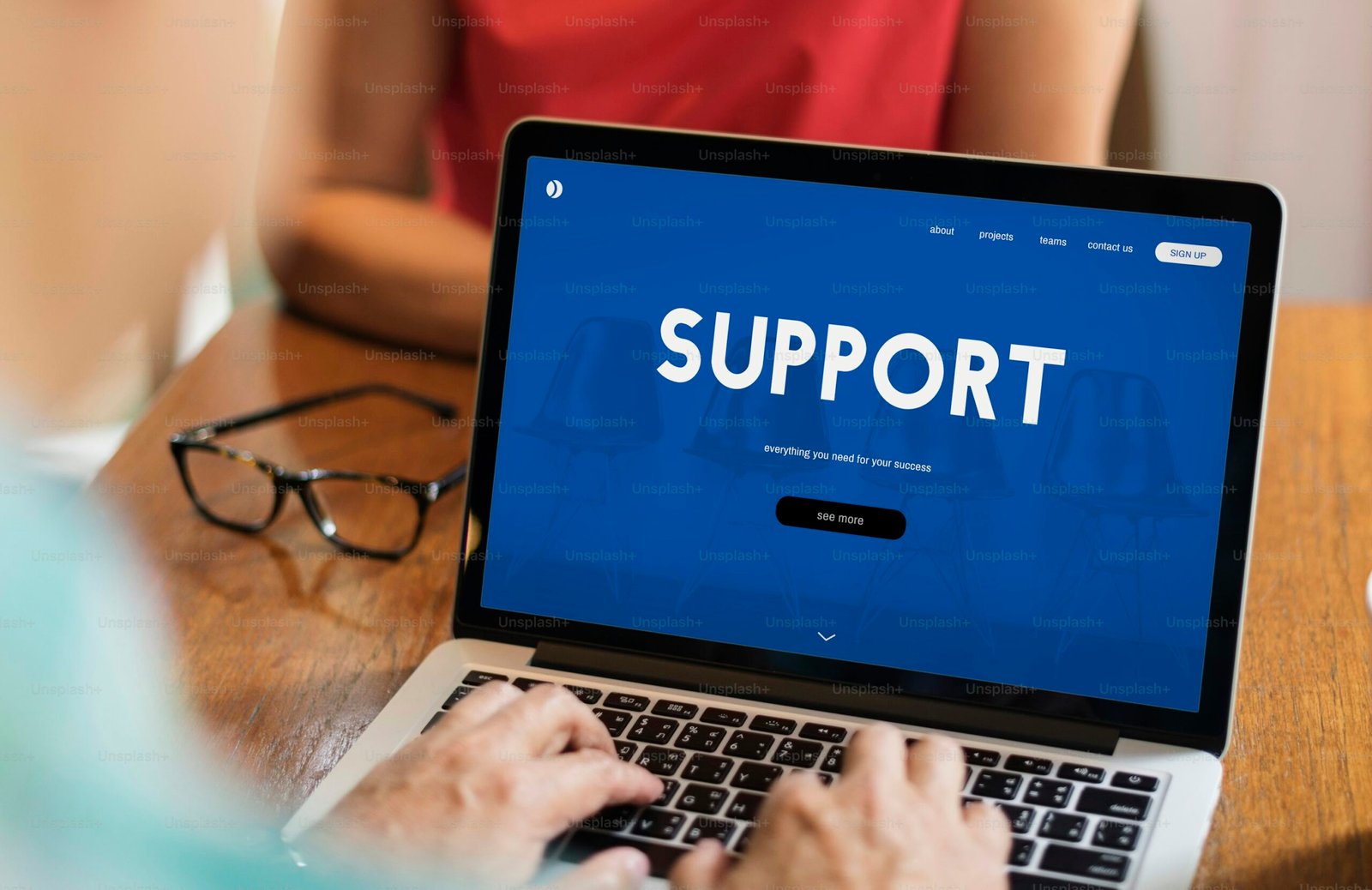 Ordinateur portable ouvert affichant le mot SUPPORT en lettres capitales bleues.