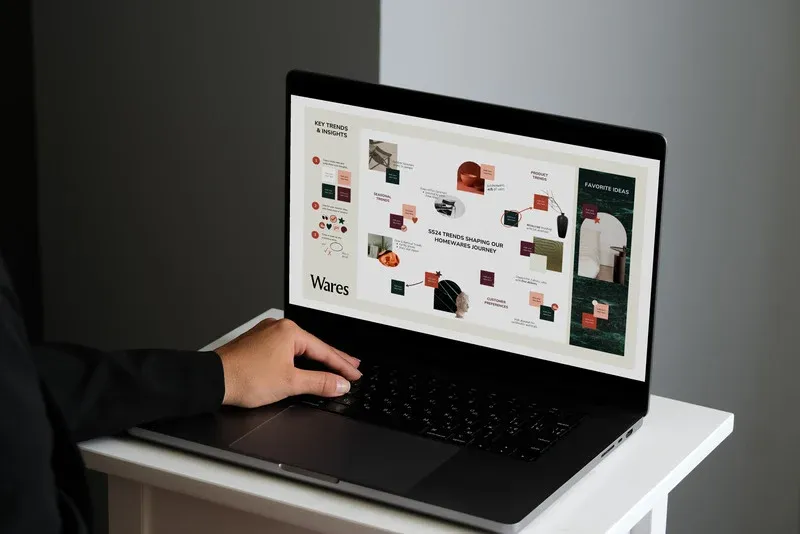 Mains d'un utilisateur naviguant sur une plateforme web affichée sur un ordinateur noir.