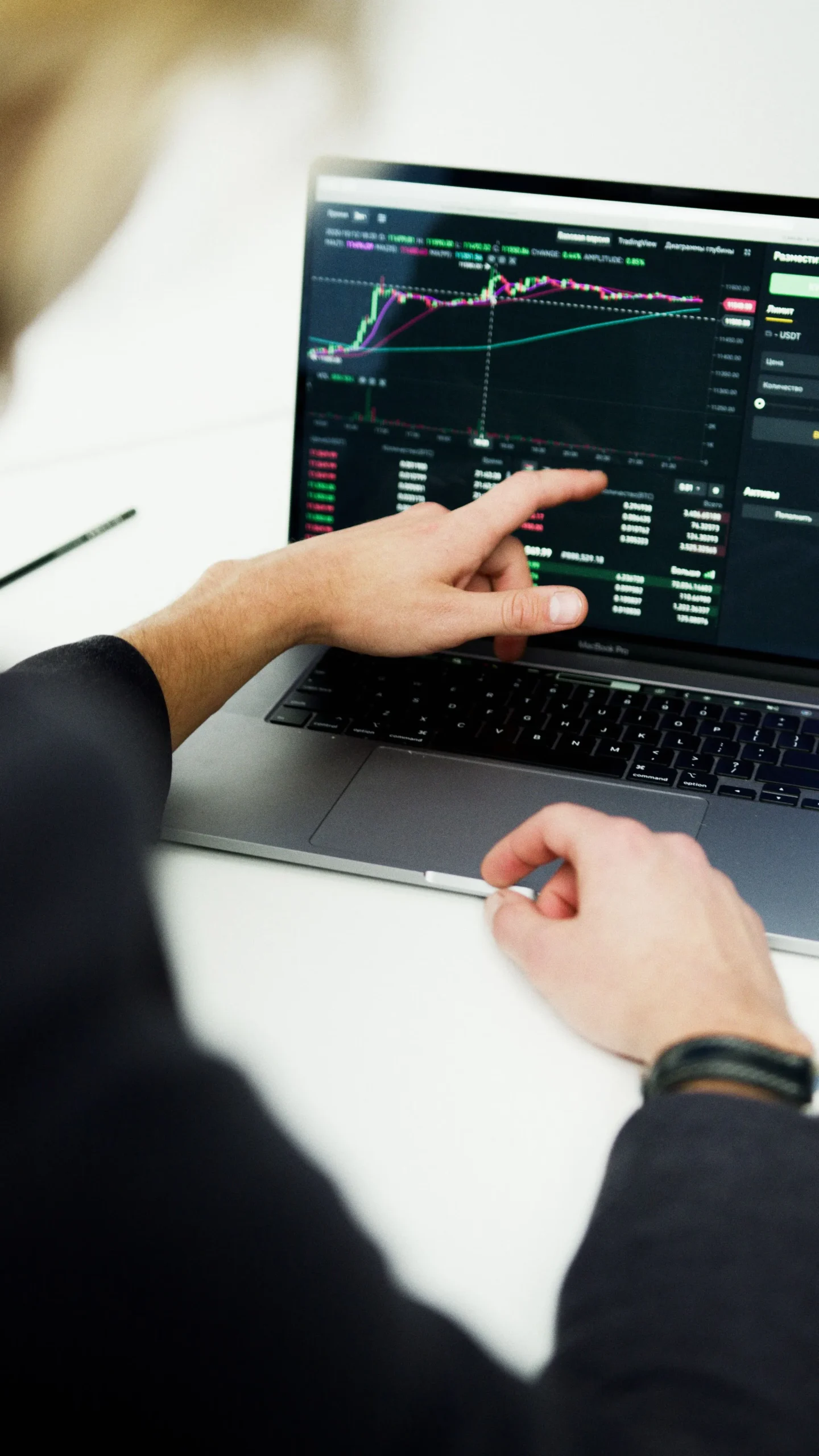 Analyse de graphiques et données financières automatisées sur l'écran d'un ordinateur portable.