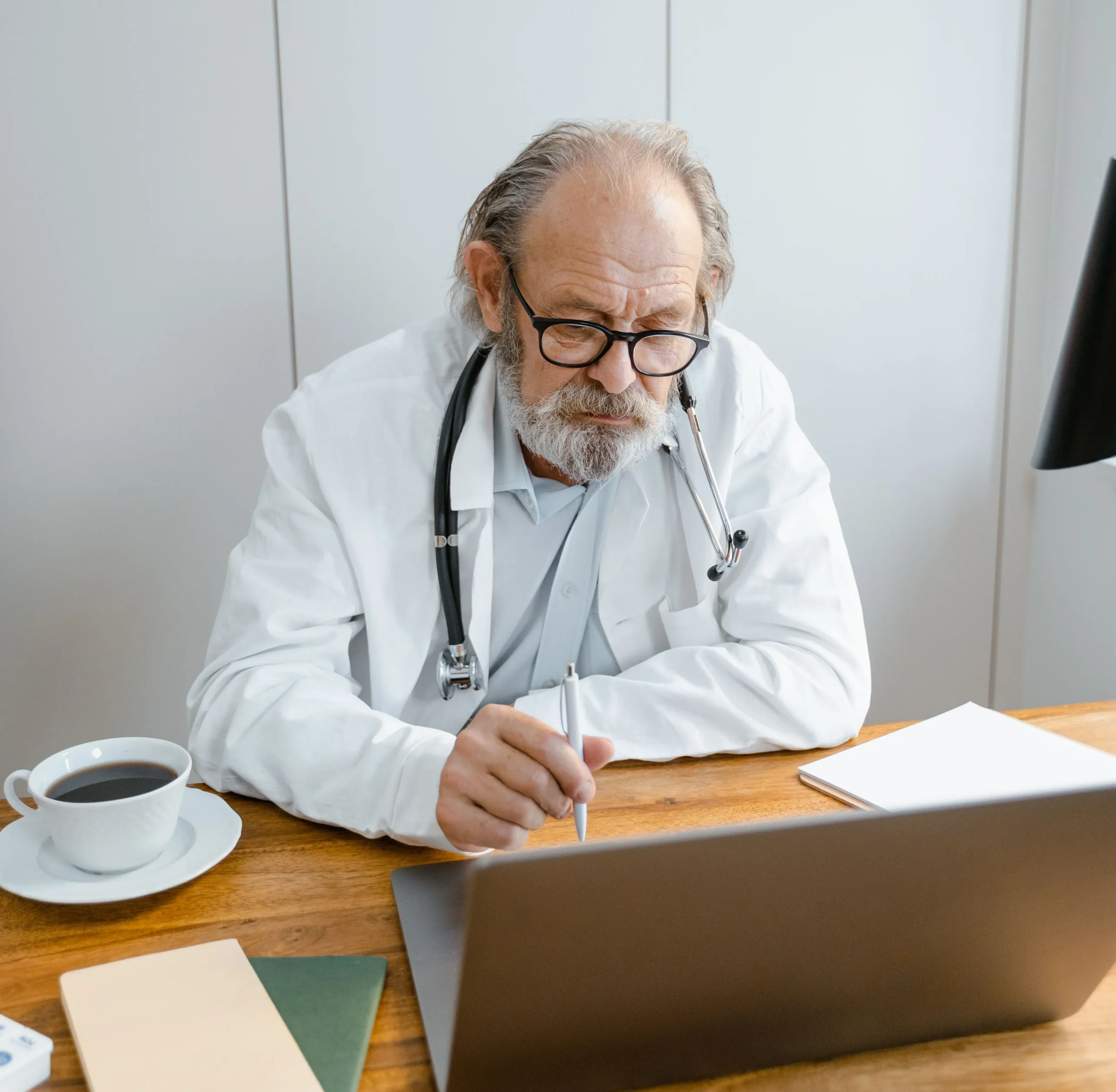 Docteur devant un ordinateur dans un cabinet médical