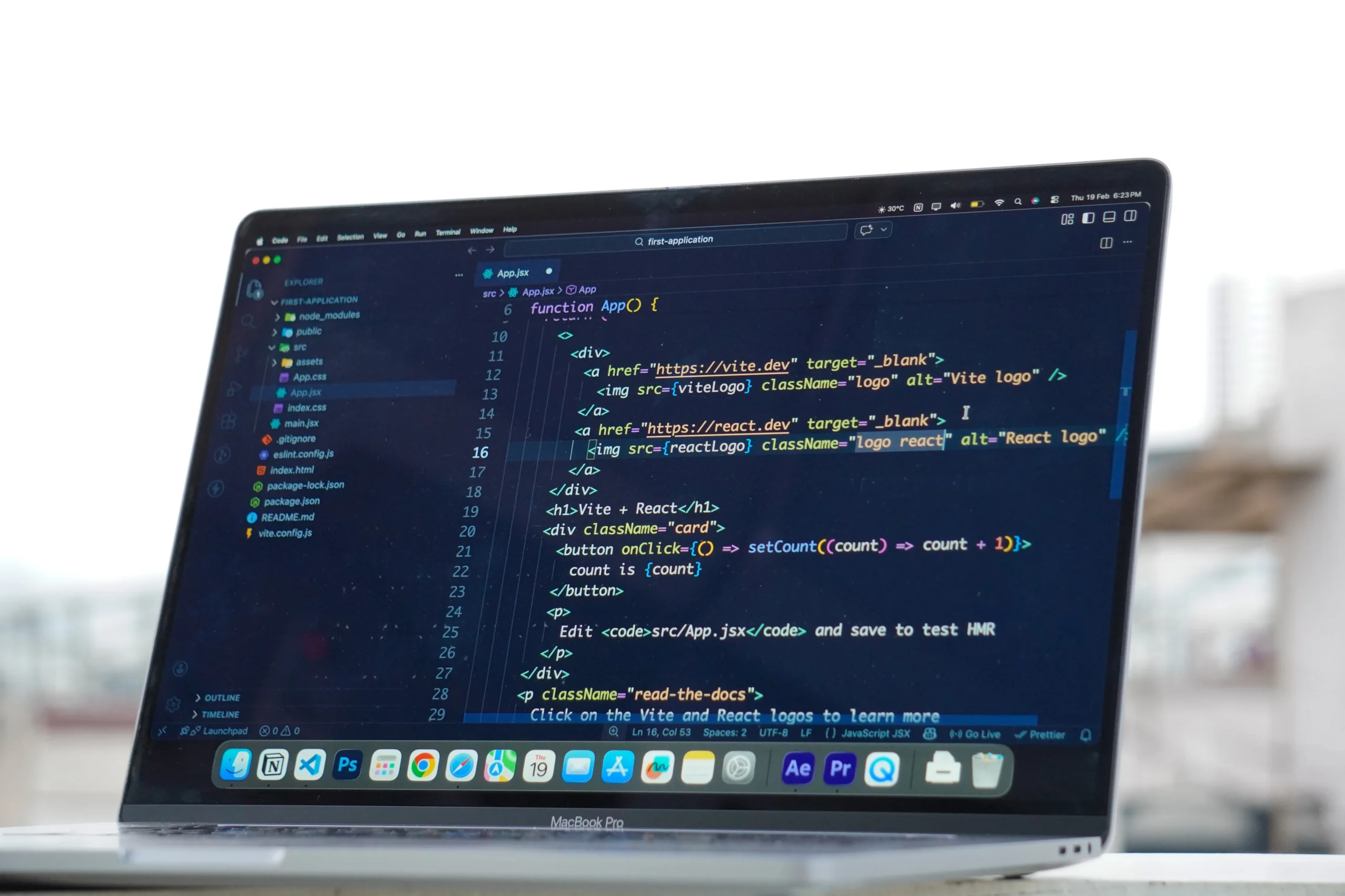 Lignes de code informatique colorées affichées sur un écran en mode sombre.