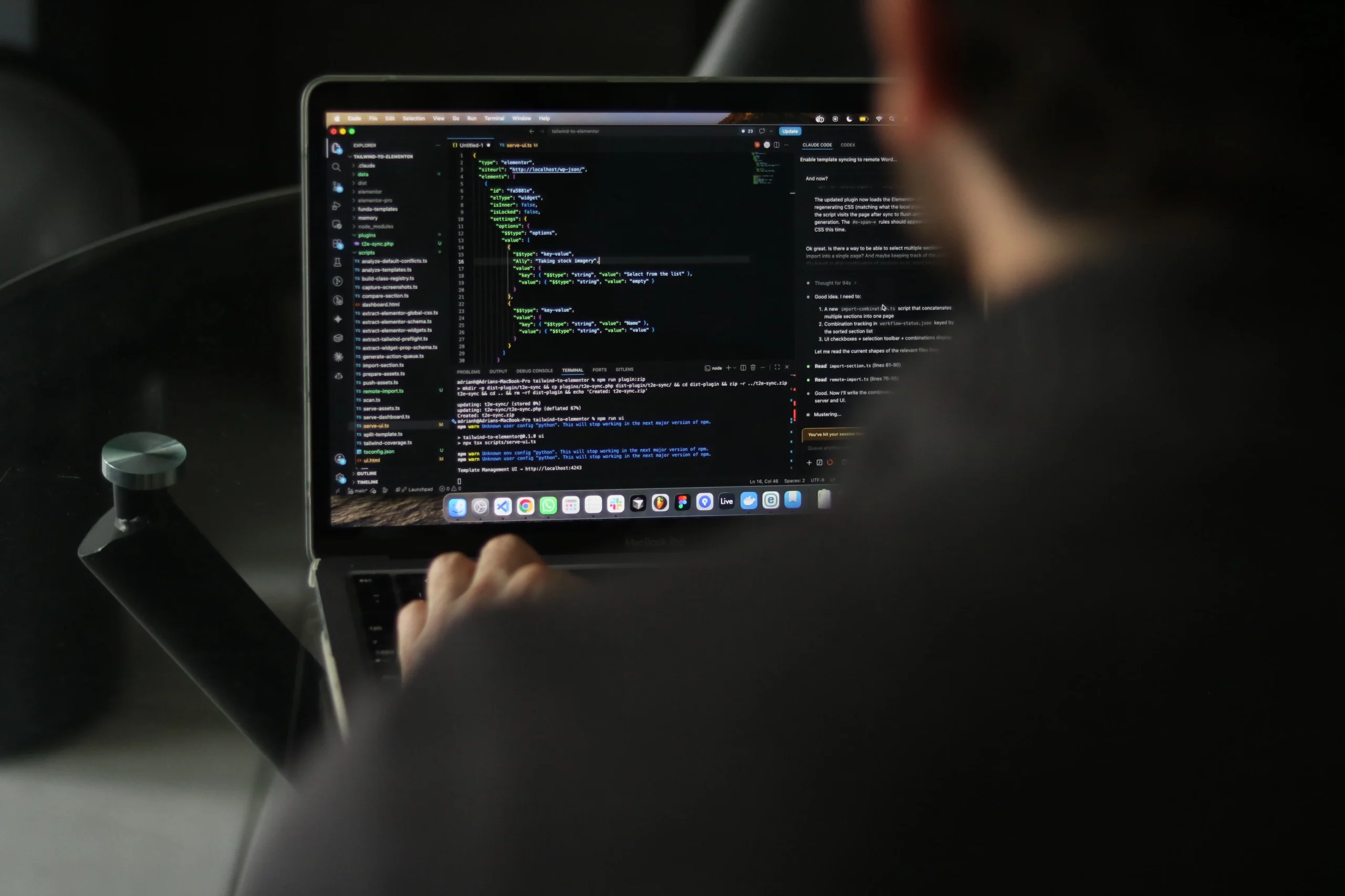 Vue de dos d'un développeur analysant du code informatique sur son écran d'ordinateur.